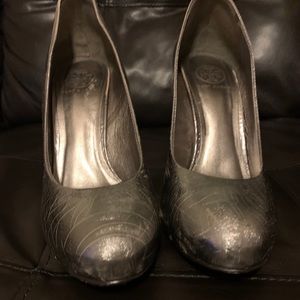 Silver Metallic Tory Burch Round Toe Heels sz 11